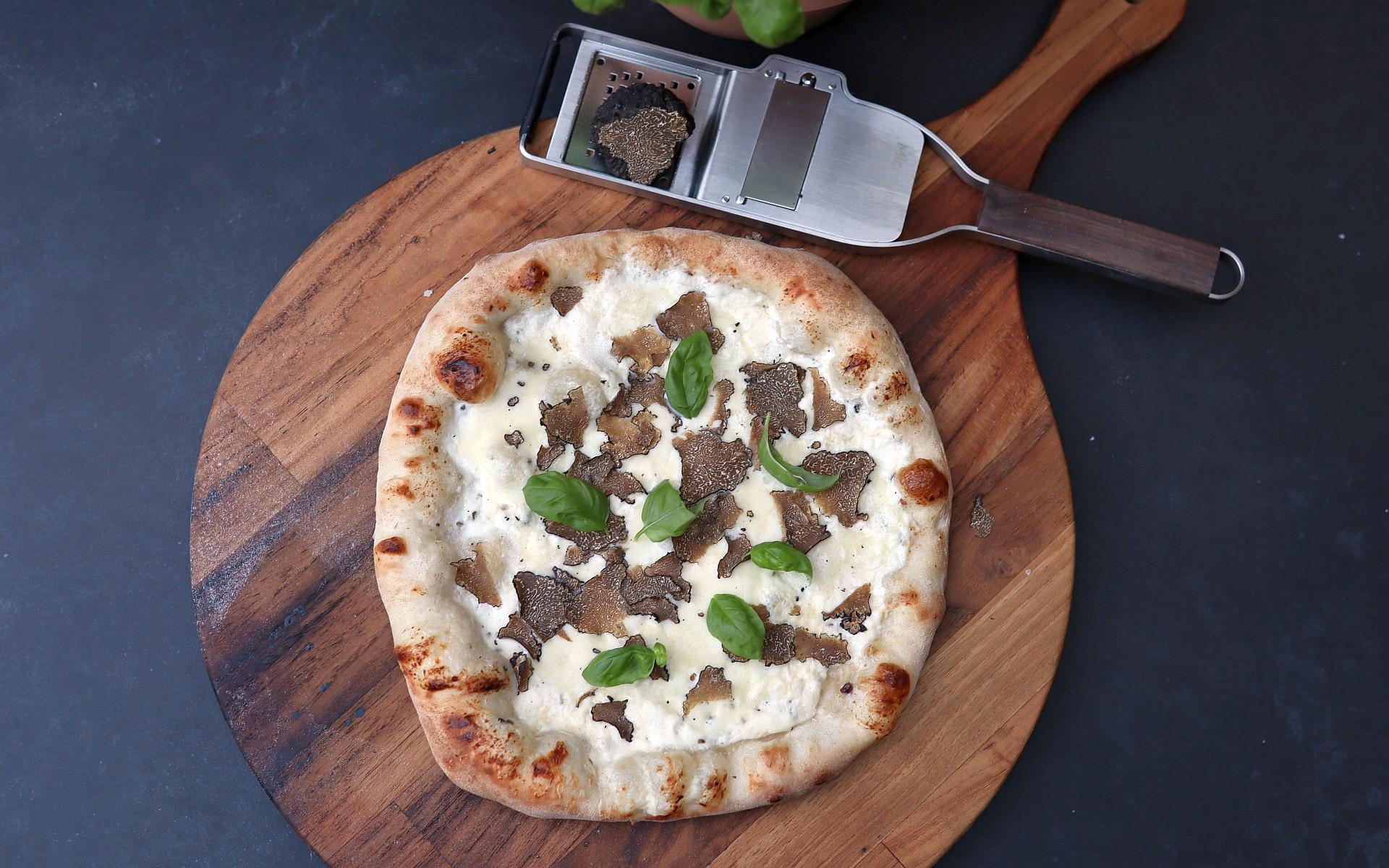 Discovering Pizza Tartufo: An Italian Delight on YouTube!